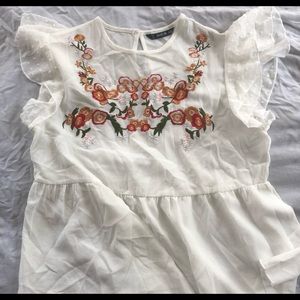 4/$20🍄 White Shein blouse with embroidered flowers.